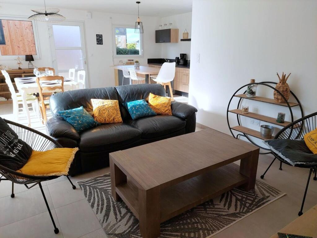 Single Storey Holiday Home In Cleder Экстерьер фото