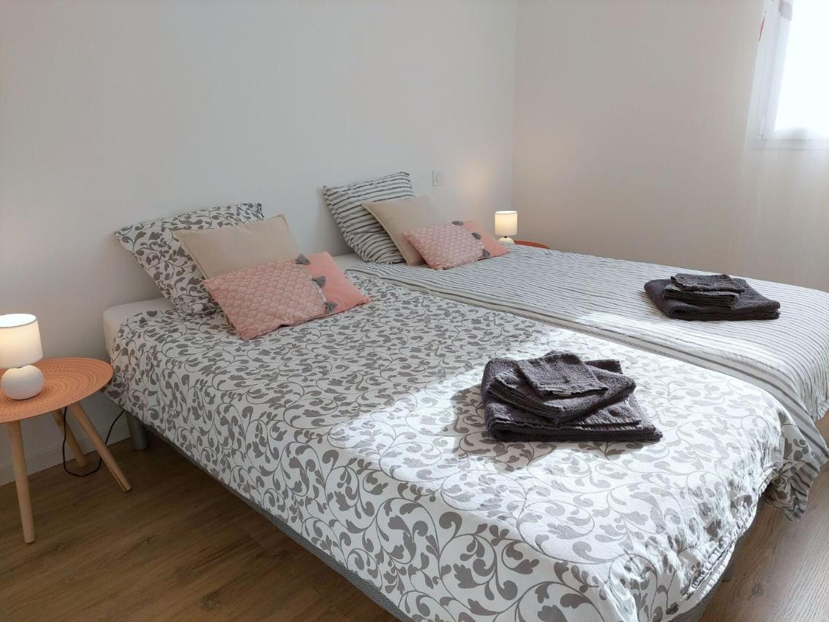 Single Storey Holiday Home In Cleder Экстерьер фото