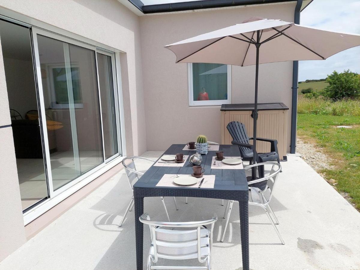 Single Storey Holiday Home In Cleder Экстерьер фото