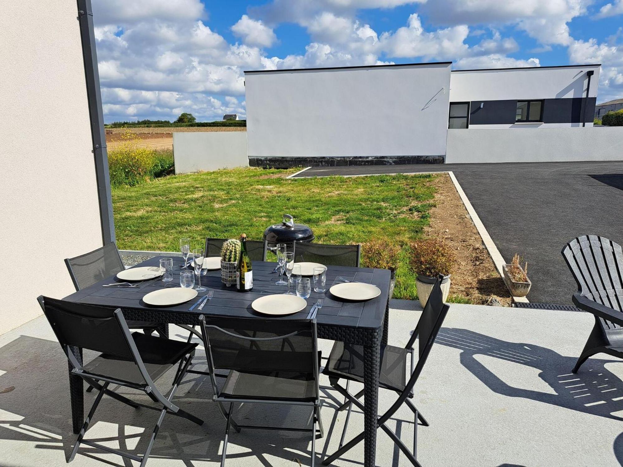 Single Storey Holiday Home In Cleder Экстерьер фото